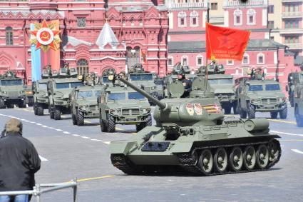 Москва. Танк Т-34-85 на параде, посвященном 78-й годовщине Победы в Великой Отечественной войне.