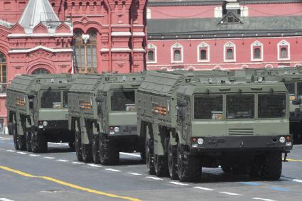 Москва. Оперативно-тактические ракетные комплексы (ОТРК) `Искандер-М` на параде, посвященном 78-й годовщине Победы в Великой Отечественной войне.