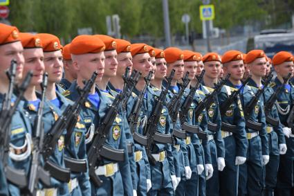 Москва. Военнослужащие МЧС РФ на параде, посвященном 78-й годовщине Победы в Великой Отечественной войне.