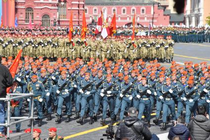 Москва. Военнослужащие МЧС РФ на параде, посвященном 78-й годовщине Победы в Великой Отечественной войне.