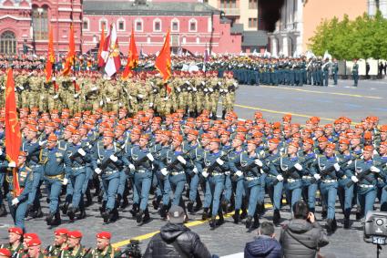 Москва. Военнослужащие МЧС РФ на параде, посвященном 78-й годовщине Победы в Великой Отечественной войне.