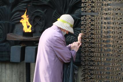 Барнаул. Женщина у Мемориала Славы во время празднования 78-й годовщины Победы в Великой отечественной войне.