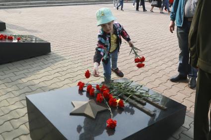 Барнаул. Возложение цветов к Мемориалу Славы во время празднования 78-й годовщины Победы в Великой отечественной войне.