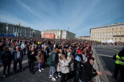 Санкт-Петербург. Зрители на концерте, посвященном 78-й годовщине Победы в Великой Отечественной войне на Дворцовой площади.