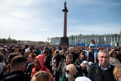 Санкт-Петербург. Зрители на концерте, посвященном 78-й годовщине Победы в Великой Отечественной войне на Дворцовой площади.