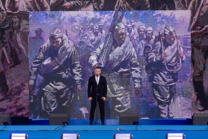 Санкт-Петербург. Актер Евгений Дятлов выступает на концерте, посвященном 78-й годовщине Победы в Великой Отечественной войне на Дворцовой площади.