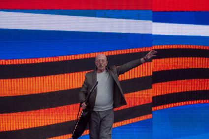 Санкт-Петербург. Певец Александр Розенбаум выступает на концерте, посвященном 78-й годовщине Победы в Великой Отечественной войне на Дворцовой площади.