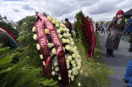 Москва. Венки у могилы модельера Валентина Юдашкина на Троекуровском кладбище.