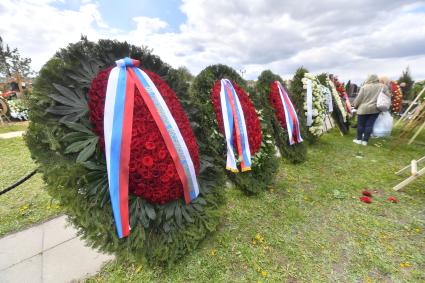 Москва. Венки у могилы модельера Валентина Юдашкина на Троекуровском кладбище.