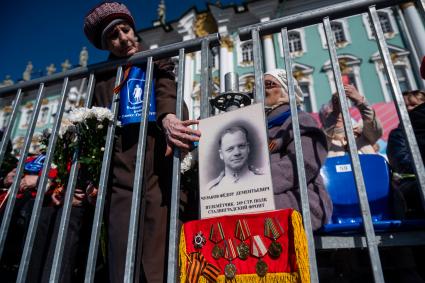 Санкт-Петербург. Горожане во время праздничных мероприятий, посвященных 78-й годовщине Победы в Великой Отечественной войне, на Дворцовой площади.