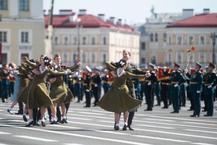 Санкт-Петербург. Участники парада, посвященного 78-й годовщине Победы в Великой Отечественной войне, на Дворцовой площади.