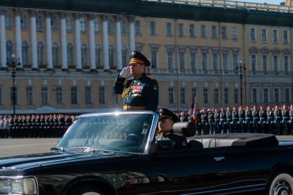 Санкт-Петербург. заместитель командующего войсками Западного военного округа генерал-лейтенант Игорь Серицкий во время парада, посвященного 78-й годовщине Победы в Великой Отечественной войне, на Дворцовой площади.