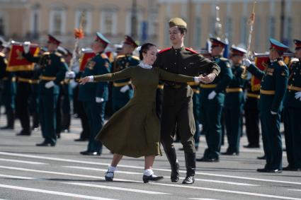 Санкт-Петербург. Участники парада, посвященного 78-й годовщине Победы в Великой Отечественной войне, на Дворцовой площади.