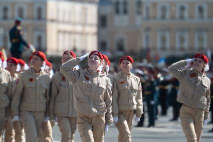 Санкт-Петербург. Юнармейцы во время парада, посвященного 78-й годовщине Победы в Великой Отечественной войне, на Дворцовой площади.