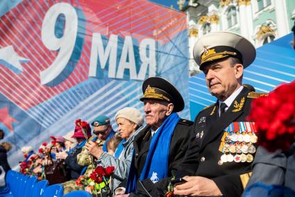 Санкт-Петербург. Гости во время парада, посвященного 78-й годовщине Победы в Великой Отечественной войне, на Дворцовой площади.