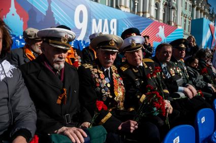 Санкт-Петербург. Ветераны ВОВ во время парада, посвященного 78-й годовщине Победы в Великой Отечественной войне, на Дворцовой площади.