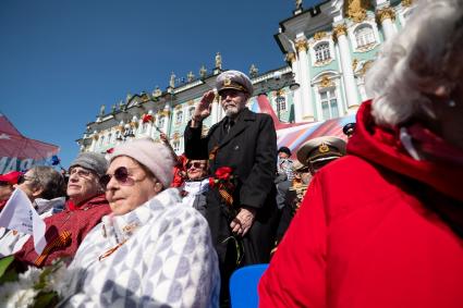 Санкт-Петербург. Гости во время парада, посвященного 78-й годовщине Победы в Великой Отечественной войне, на Дворцовой площади.