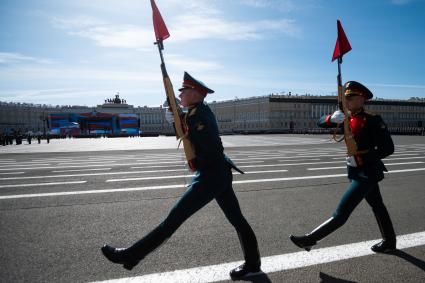 Санкт-Петербург. Участники военного парада, посвященного 78-й годовщине Победы в Великой Отечественной войне, на Дворцовой площади.