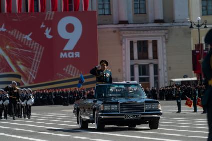 Санкт-Петербург. Начальник Михайловской артиллерийской академии генерал-лейтенант Сергей Баканеев во время парада, посвященного 78-й годовщине Победы в Великой Отечественной войне, на Дворцовой площади.