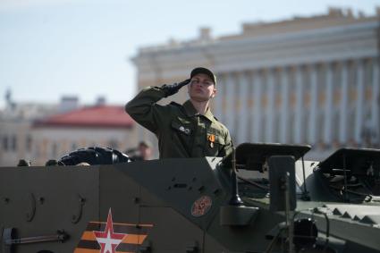 Санкт-Петербург. Военнослужащий во время парада, посвященного 78-й годовщине Победы в Великой Отечественной войне, на Дворцовой площади.