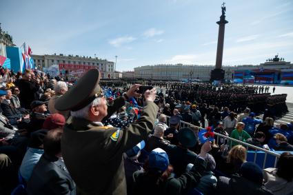 Санкт-Петербург. Военнослужащие парадных расчетов перед началом парада, посвященного 78-й годовщине Победы в Великой Отечественной войне.