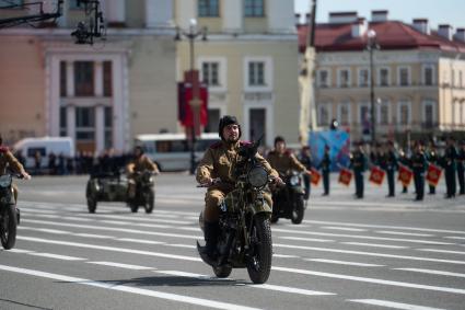 Санкт-Петербург. Военнослужащие во время парада, посвященного 78-й годовщине Победы в Великой Отечественной войне, на Дворцовой площади.