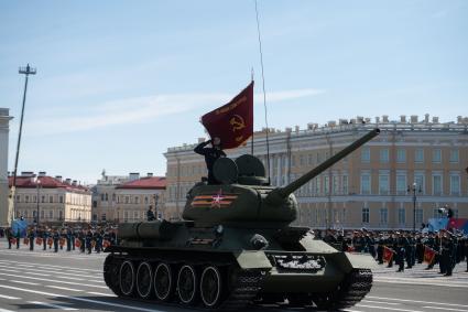 Санкт-Петербург. Танк Т-34 во время парада, посвященного 78-й годовщине Победы в Великой Отечественной войне, на Дворцовой площади.