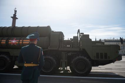 Санкт-Петербург. Зенитно-ракетный комплекс С-300 `Фаворит` во время парада, посвященного 78-й годовщине Победы в Великой Отечественной войне, на Дворцовой площади.