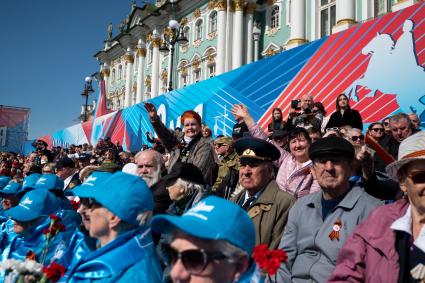 Санкт-Петербург. Гости во время парада, посвященного 78-й годовщине Победы в Великой Отечественной войне, на Дворцовой площади.