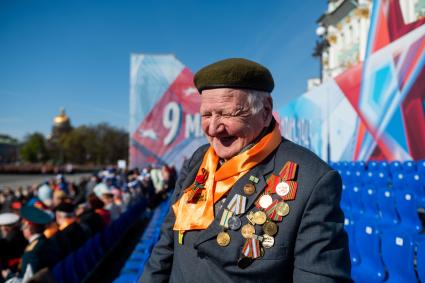 Санкт-Петербург. Ветеран ВОВ во время парада, посвященного 78-й годовщине Победы в Великой Отечественной войне, на Дворцовой площади.