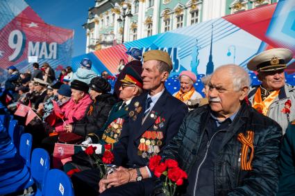 Санкт-Петербург. Ветераны ВОВ во время парада, посвященного 78-й годовщине Победы в Великой Отечественной войне, на Дворцовой площади.