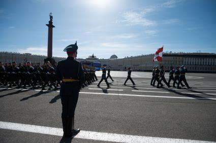 Санкт-Петербург. Военнослужащие парадных расчетов во время парада, посвященного 78-й годовщине Победы в Великой Отечественной войне, на Дворцовой площади.