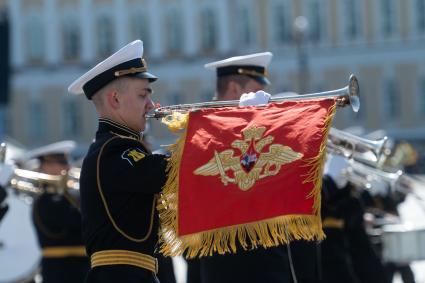 Санкт-Петербург. Военнослужащие парадных расчетов во время парада, посвященного 78-й годовщине Победы в Великой Отечественной войне, на Дворцовой площади.