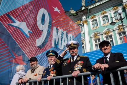 Санкт-Петербург. Гости во время парада, посвященного 78-й годовщине Победы в Великой Отечественной войне, на Дворцовой площади.