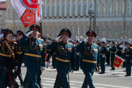 Санкт-Петербург. Военнослужащие парадных расчетов во время парада, посвященного 78-й годовщине Победы в Великой Отечественной войне, на Дворцовой площади.