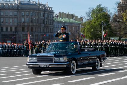 Санкт-Петербург. заместитель командующего войсками Западного военного округа генерал-лейтенант Игорь Серицкий во время парада, посвященного 78-й годовщине Победы в Великой Отечественной войне, на Дворцовой площади.