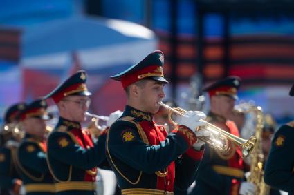 Санкт-Петербург. Военнослужащие парадных расчетов во время парада, посвященного 78-й годовщине Победы в Великой Отечественной войне, на Дворцовой площади.