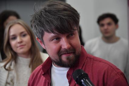 Москва. Режиссер Максим Мартынов перед началом пресс-конференции в концертном зале `Москва`.