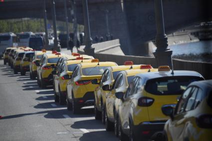 Москва. Автомобили такси на Кремлевской набережной.