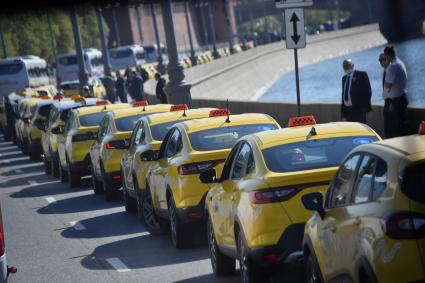 Москва. Автомобили такси на Кремлевской набережной.