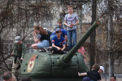 Красноярск. Дети на военной технике во время празднования 78-й годовщины Победы в Великой Отечественной войне.