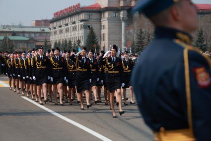 Красноярск. Девушки-курсанты на параде, посвященном 78-й годовщине Победы в Великой Отечественной войне.