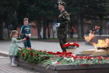 Красноярск. Дети у Вечного огня во время празднования 78-й годовщины Победы в Великой Отечественной войне.