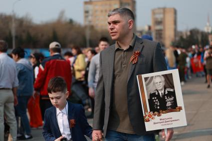 Красноярск. Горожане на акции `Бессмертный полк` во время празднования 78-й годовщины Победы в Великой Отечественной войне.