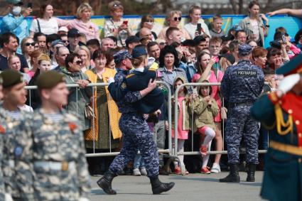 Красноярск. Сотрудник Росгвардии несет на руках девушку во время празднования 78-й годовщины Победы в Великой Отечественной войне.