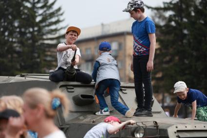 Красноярск. Мальчики на военной технике во время празднования 78-й годовщины Победы в Великой Отечественной войне.