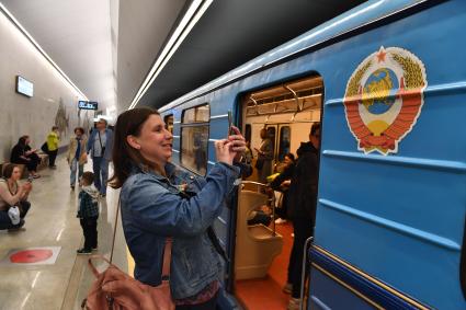 Москва. Парад поездов, посвященный 88-летию Московского метрополитена, на станции `Нагатинский затон` Большой кольцевой линии (БКЛ).