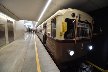 Москва. Парад поездов, посвященный 88-летию Московского метрополитена, на станции `Нагатинский затон` Большой кольцевой линии (БКЛ).