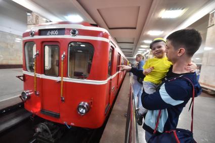 Москва. Выставка ретровагонов к 88-летию Московского метрополитена на станции метро `Партизанская`.