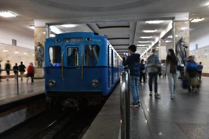 Москва. Выставка ретровагонов к 88-летию Московского метрополитена на станции метро `Партизанская`.